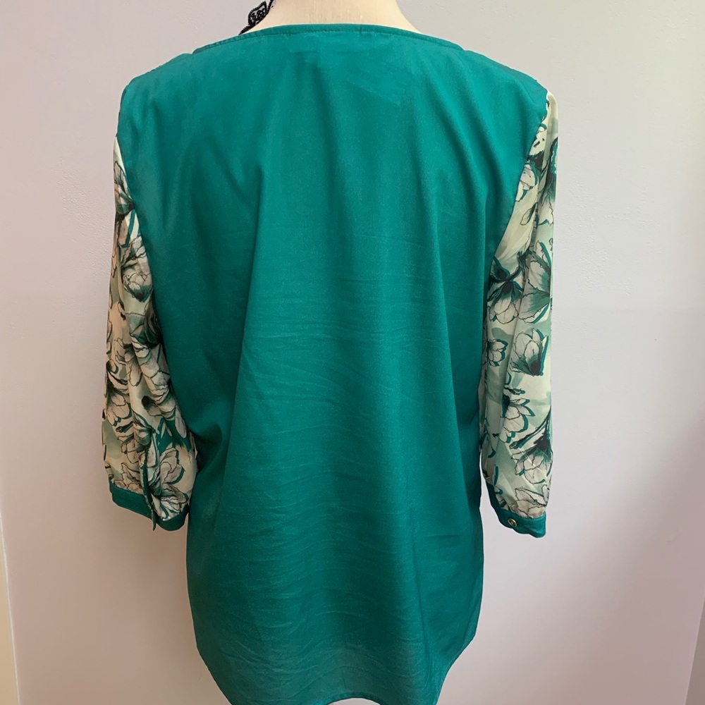 Jennifer Lopez green emerald  floral blouse - Picture 4 of 8